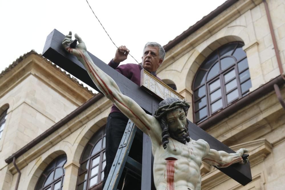 El Cristo de las Injurias se engancha con un cable