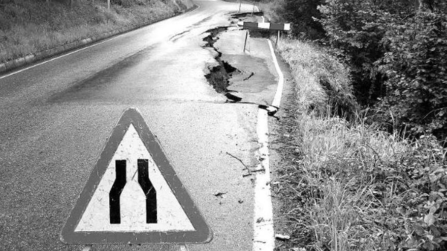 Una filtración de agua hunde un tramo de  la carretera entre Covadonga y los Lagos