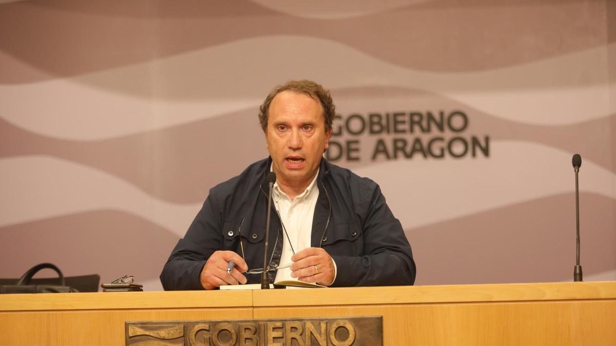 El exdirector del Inaga, Jesús Lobera, en una rueda de prensa en la que defendió la legalidad de los proyectos de energías renovables en la provincia de Teruel, en el mes de mayo de 2023.