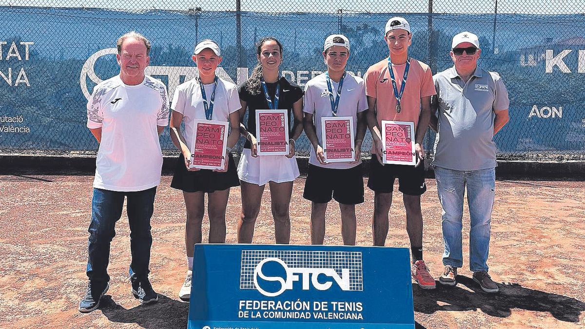 Campeones y finalistas del infantil con Paco Vicent (presidente de la Federación valenciana) y Jorge Bellés (director del torneo).