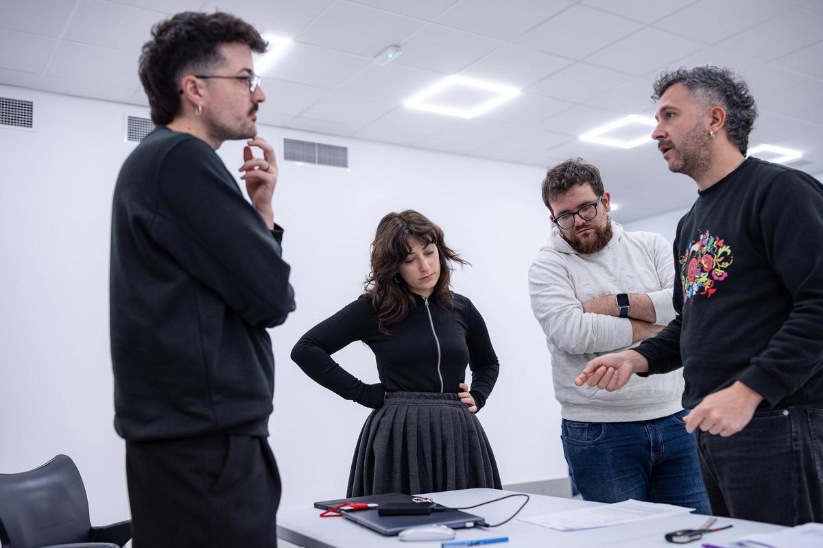 El equipo de Escénicos 700 Pesetas durante uno de los ensayos de “Yuntera”, en pleno proceso creativo.