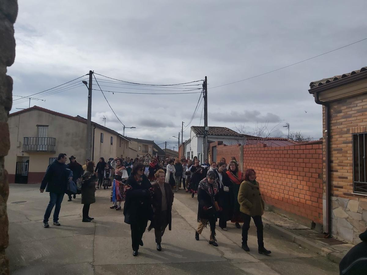 GALERÍA | Las águedas de Pajares salen procesión y bailan La Peregrina