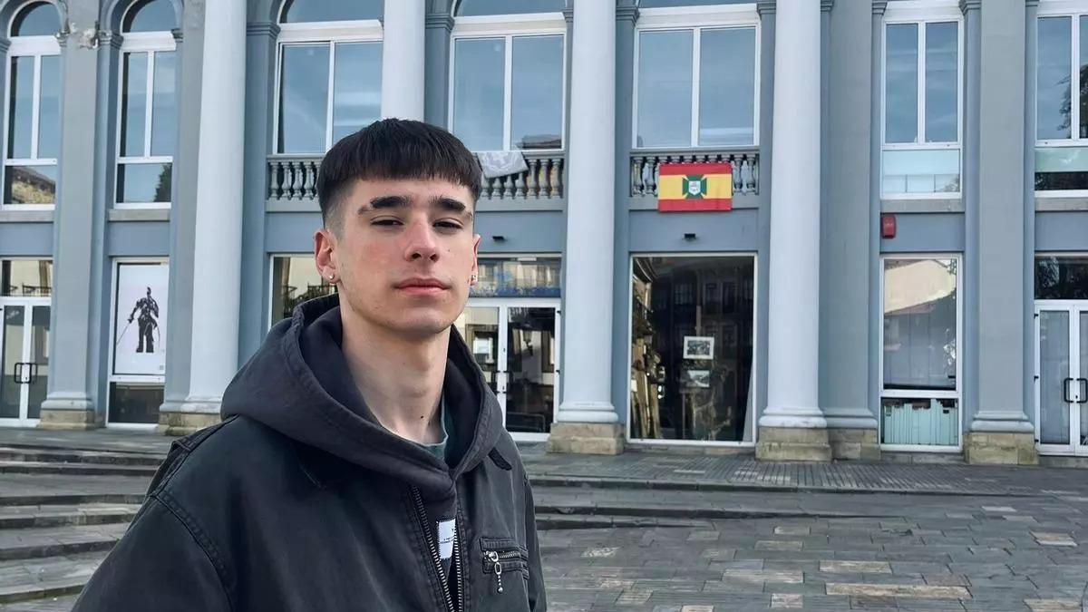 Aarón Martínez, enfrente de la Escuela de Artes y Oficios