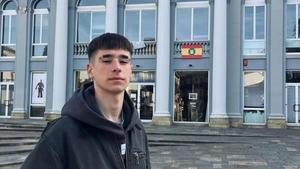 Aarón Martínez, enfrente de la Escuela de Artes y Oficios