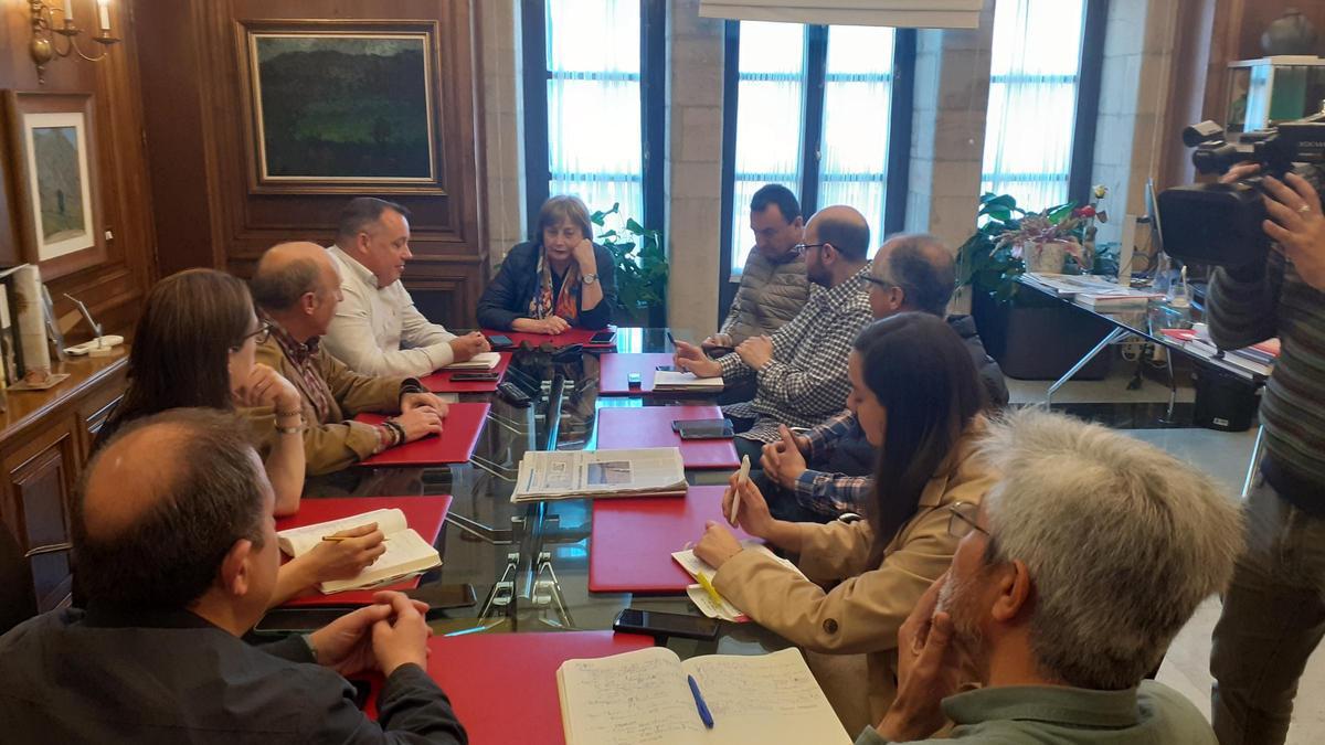 Participantes en la tercera reunión del comité municipal por el apagón.