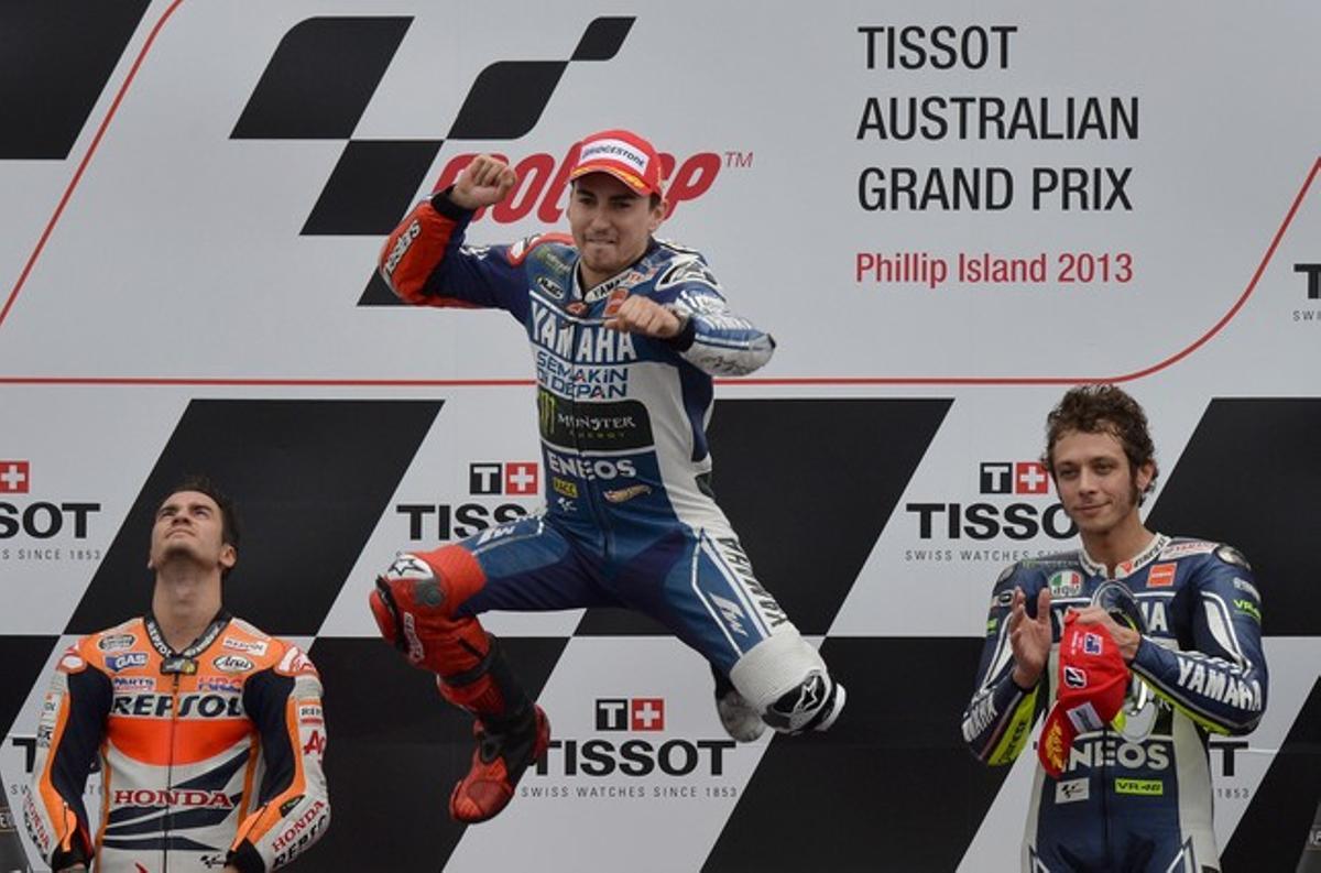 Pedrosa, Rossi i un Lorenzo molt content al podi de MotoGP després de la carrera d’aquesta categoria a Phillip Island, Austràlia. Pedrosa, Rossi i un Lorenzo molt content al podi de MotoGP després de la carrera d’aquesta categoria a Phillip Island, Austràlia.
