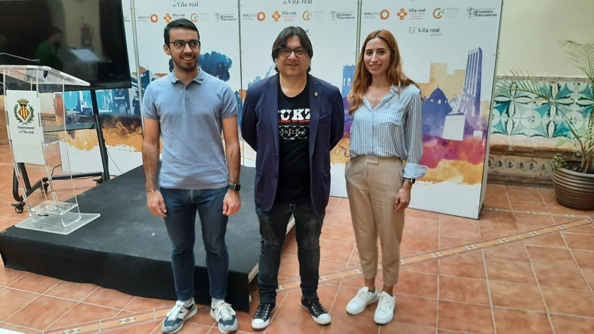 El concejal Ventura Chalmeta (centro de la imagen) junto a Ximo Masip y Sandra Asensio, de la empresa ImpactE, que elabora el mapa solar de Vila-real.