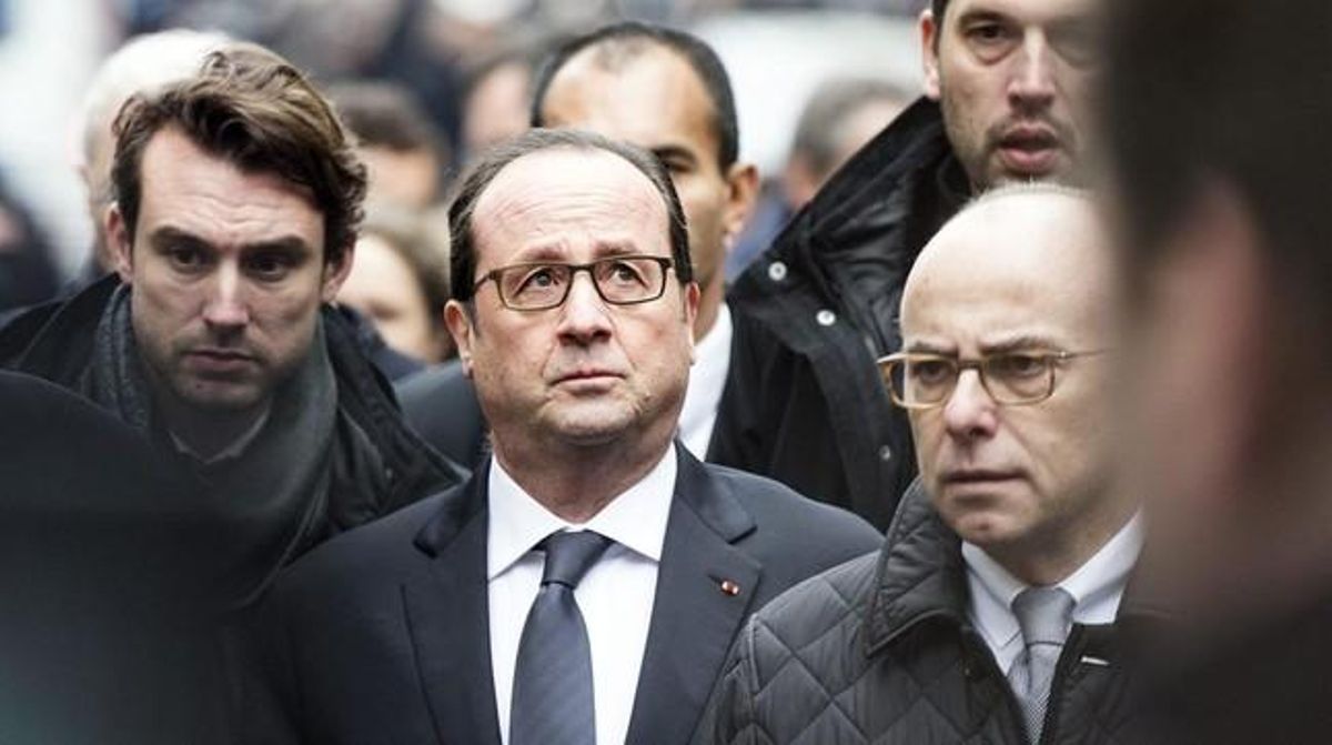 El president de França, François Hollande, davant les oficines del setmanari després de l’atac terrorista.