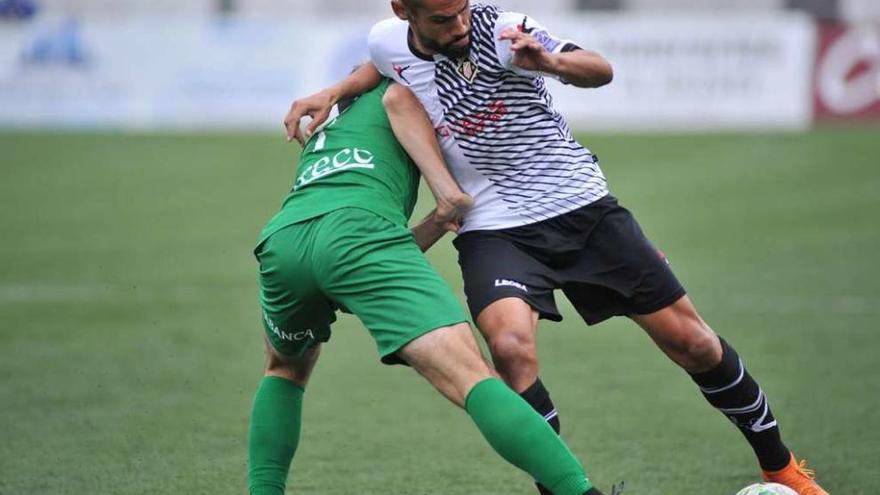 Noel Alonso trata de superar al jugador visitante José Cruz.