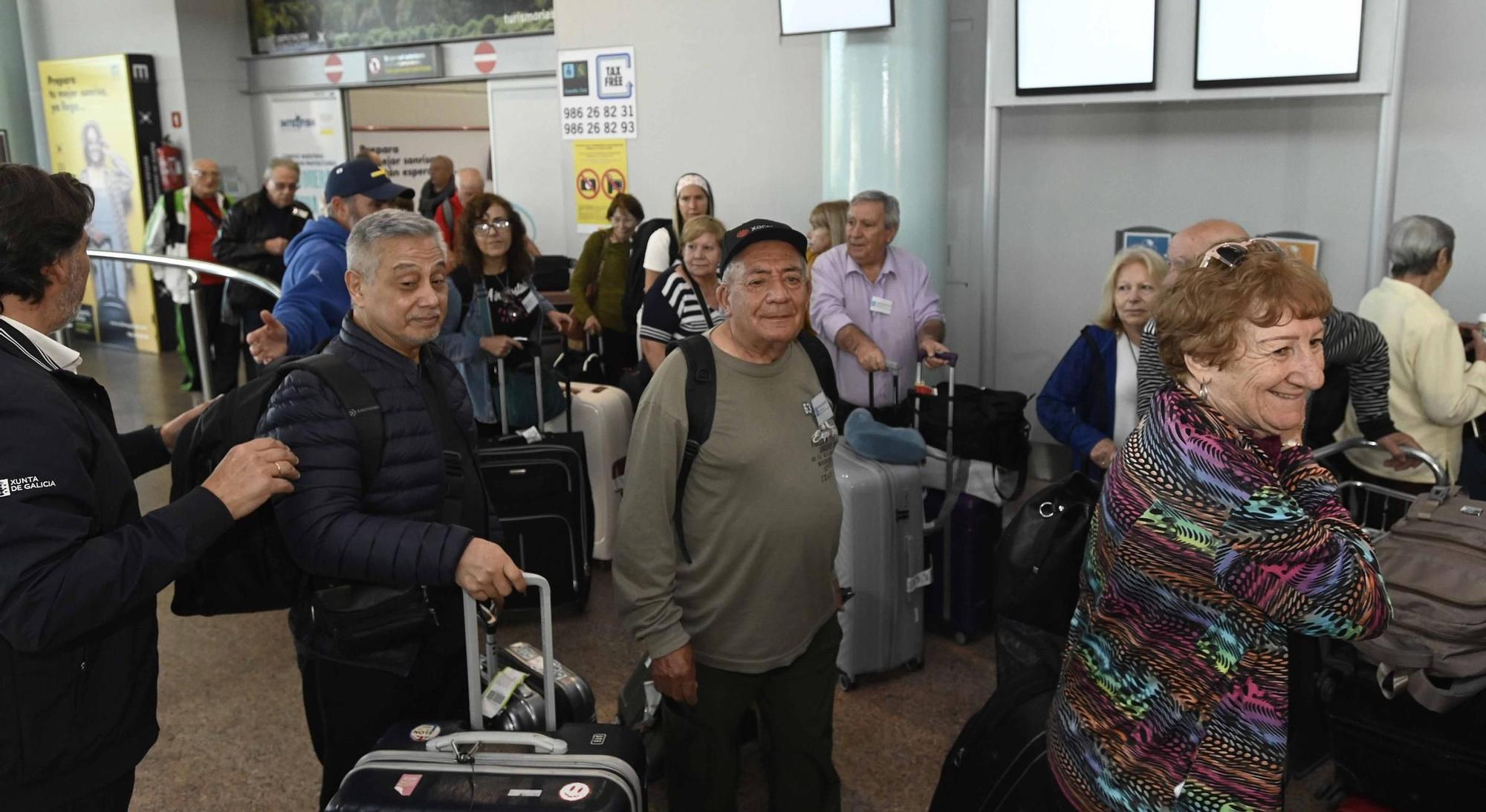 El centenario Gonzalo Nodal, entre los 200 emigrantes gallegos que vuelven a la tierra que les vio nacer