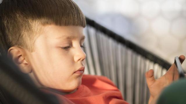 Un niño juega con una tablet.