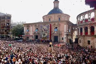 La Virgen sale al Traslado con un manto "Terreta" donado por la fallera mayor de València