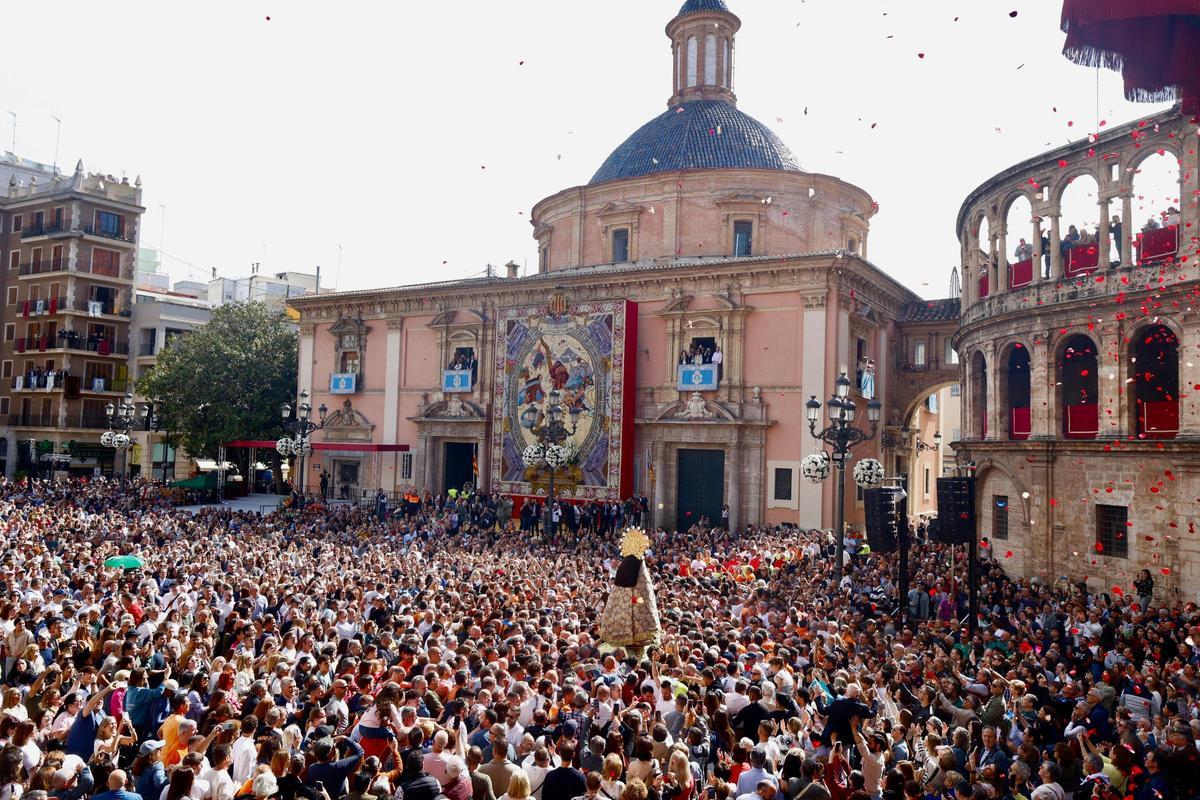 La Virgen sale al Traslado con un manto "Terreta" donado por la fallera mayor de València