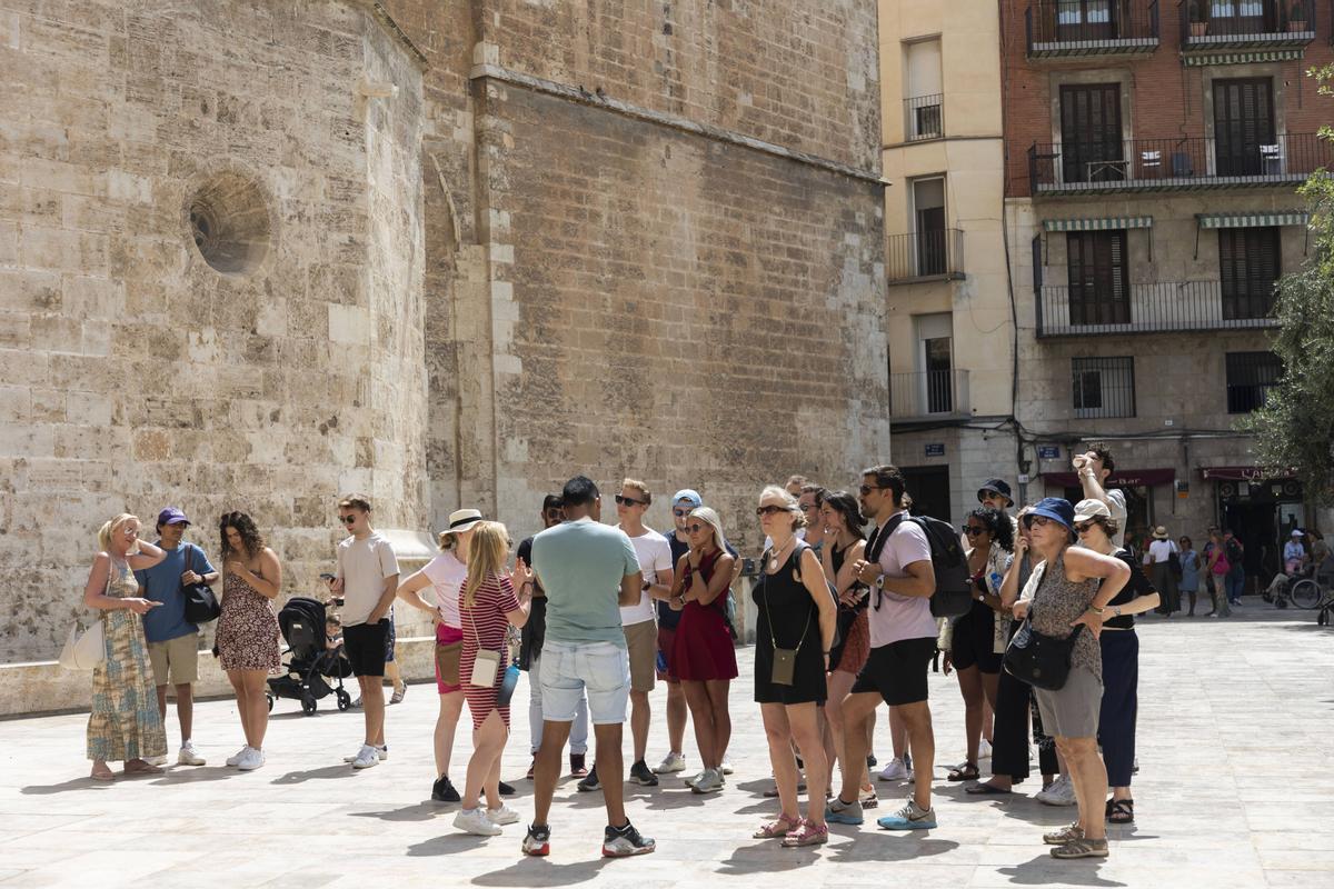 Un grupo de turistas en el centro de València.