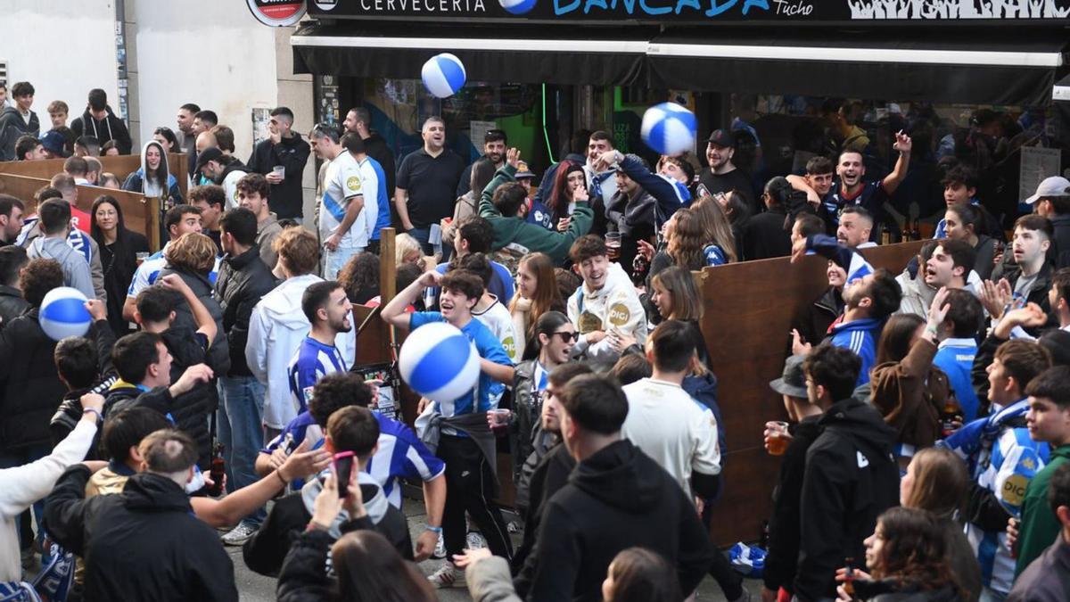 Los aledaños de Riazor estuvieron repletos de aficionados en la fiesta de la Federación de Peñas Deportivistas antes y después del partido. |  Carlos Pardellas/Cedida