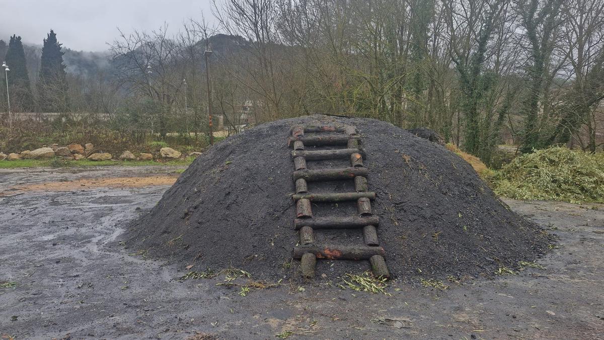 La pila s'ha creat seguint el mètod tradicional dels carboners