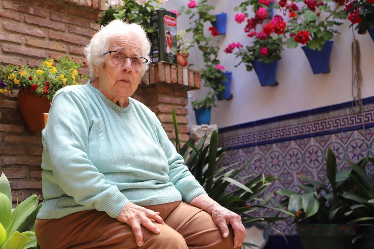Manuela Lorente, cuidadora del patio de Guzmanas 4.