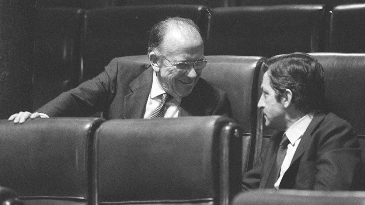 Santiago Carrillo y Adolfo Suárez conversan en el Congreso de los Diputados en 1983.