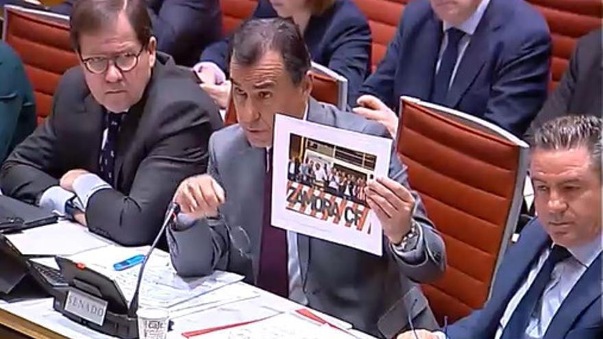 Maíllo enseña la foto en la comisión Constitucional del Senado.