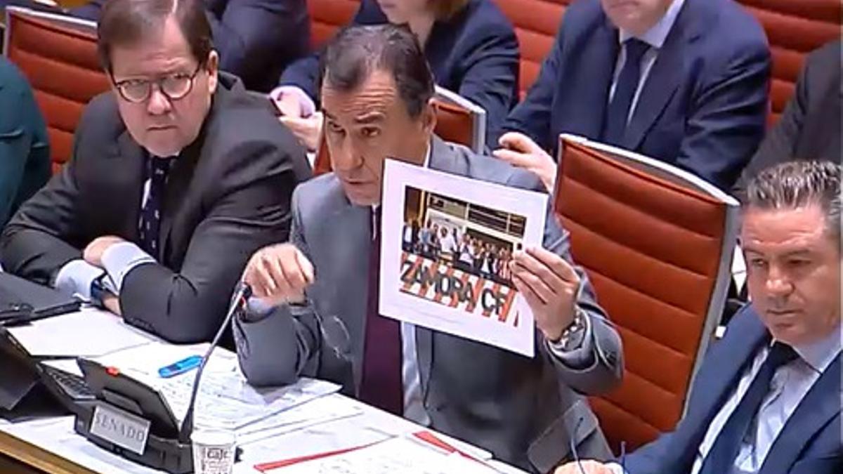 Maíllo enseña la foto en la comisión Constitucional del Senado.