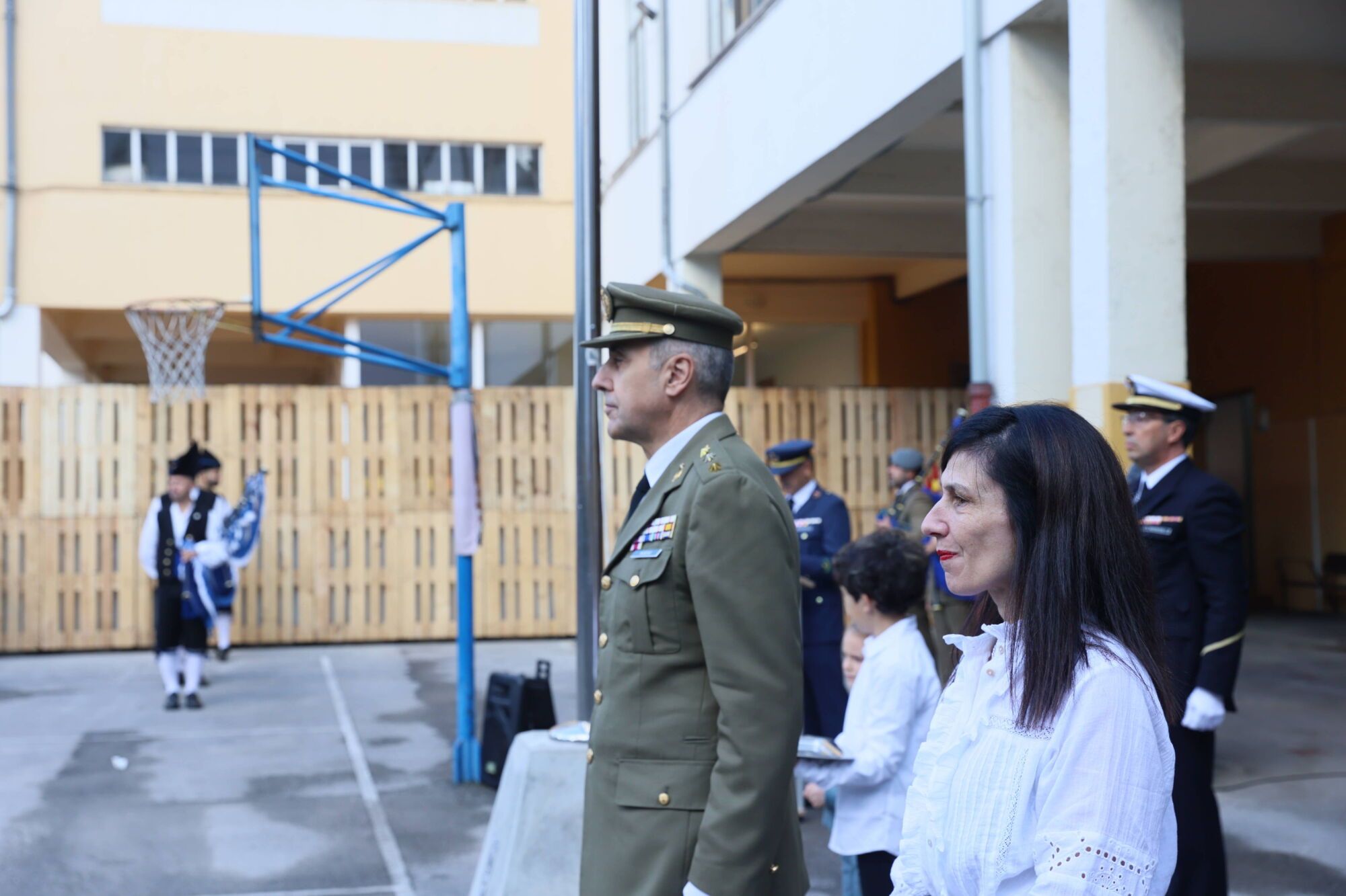 Escuelas Blancas. Acto de izado de la bandera con asistencia del delegado de Defensa y representantes de la Guardia Civil, la Policía Nacional y la Municipal, entre otros