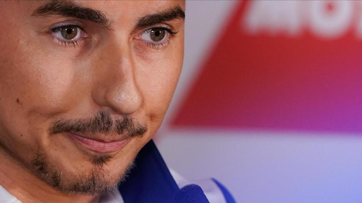 El mallorquín Jorge Lorenzo no puede contener las lágrimas en el momento de anunciar, hoy, en Valencia, su retirada.