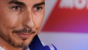 El mallorquín Jorge Lorenzo no puede contener las lágrimas en el momento de anunciar, hoy, en Valencia, su retirada.