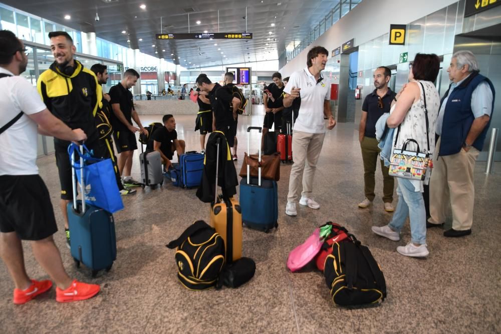 La expedición aurinegra partió al completo esta mañana desde el aeropuerto de Peinador y se hospedará en Figueres antes del partido de mañana a las 18.15 horas ante el Peralada.