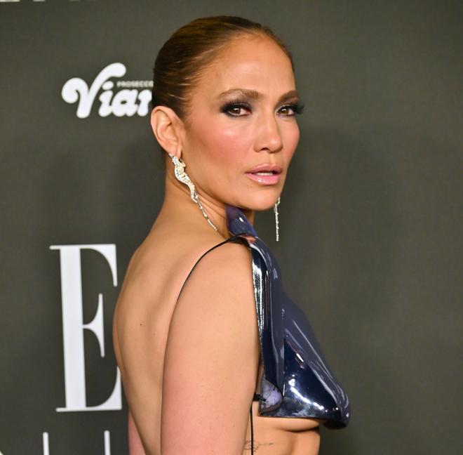 Jennifer Lopez con un moño alto en tendencia