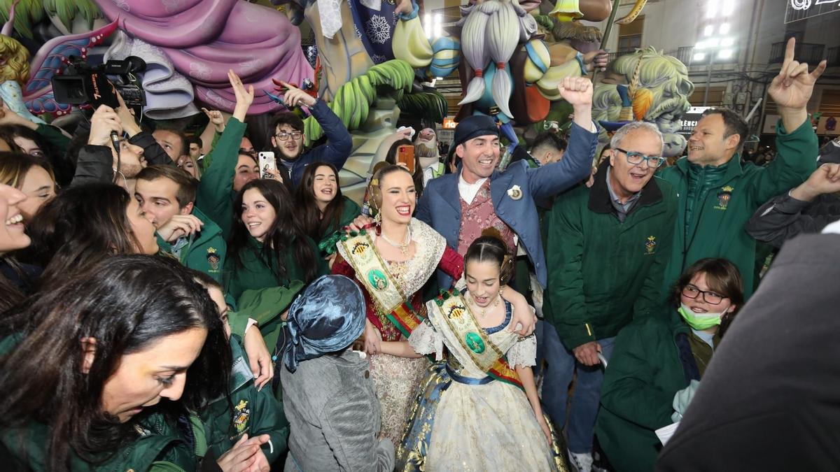 Celebración de la falla ganadora de Especial en València