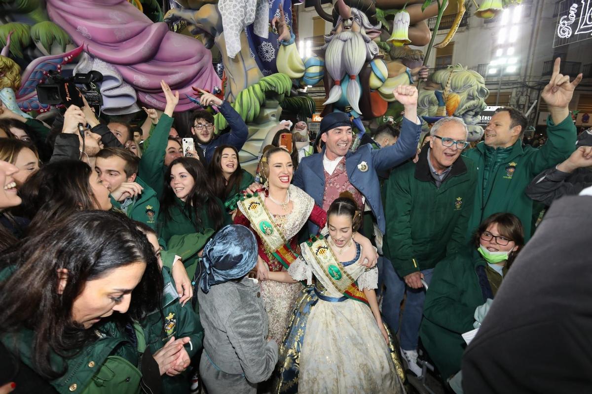 Celebración de la falla ganadora de Especial en València