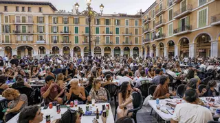 Cientos de residentes 'liberan' la plaza Major de Palma con una gran cena popular