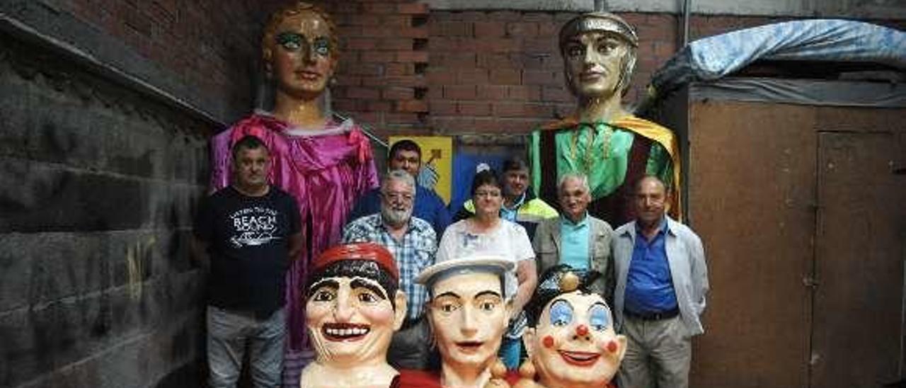 Miembros de la comisión, con las figuras de la &quot;alborada&quot;. // I.Abella