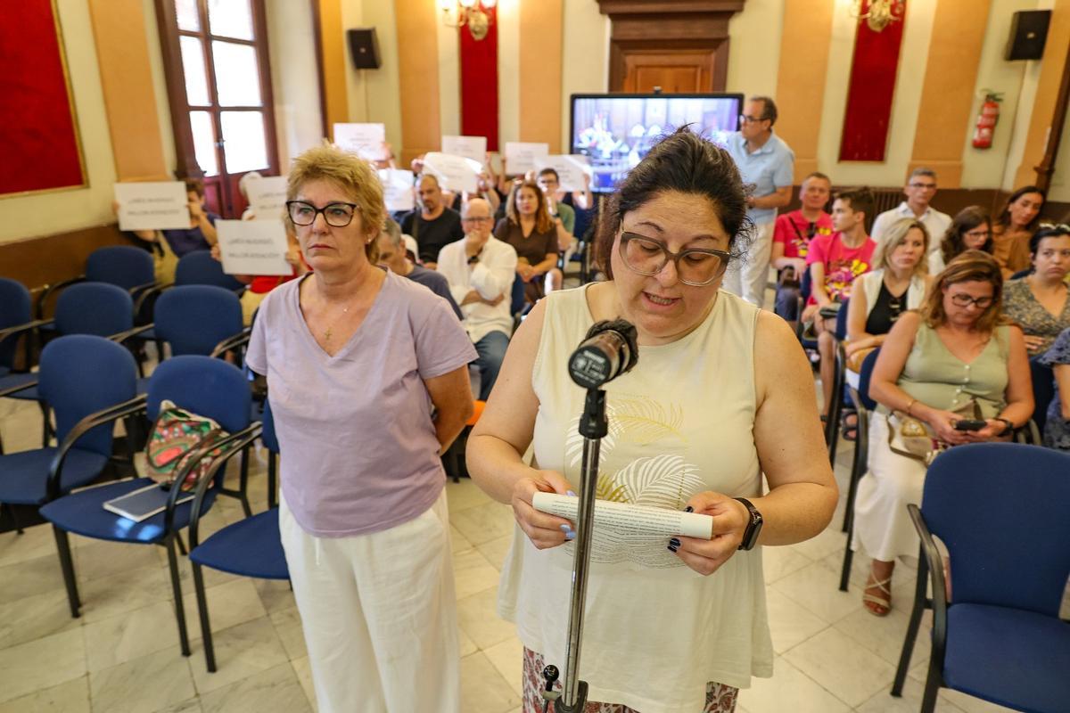 Una de las familiares durante la lectura de la moción sobre la residencia Mariola