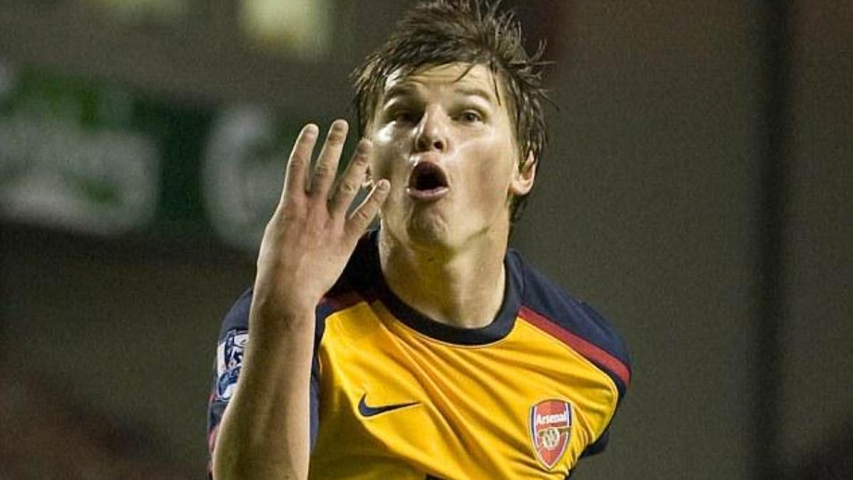 Arshavin celebra el cuarto gol contra el Liverpool, en 2009.