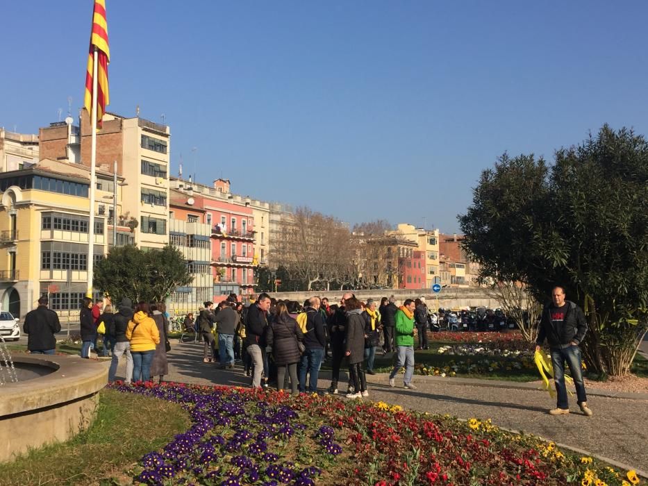 L'ANC reparteix cintes grogues a Plaça Catalunya