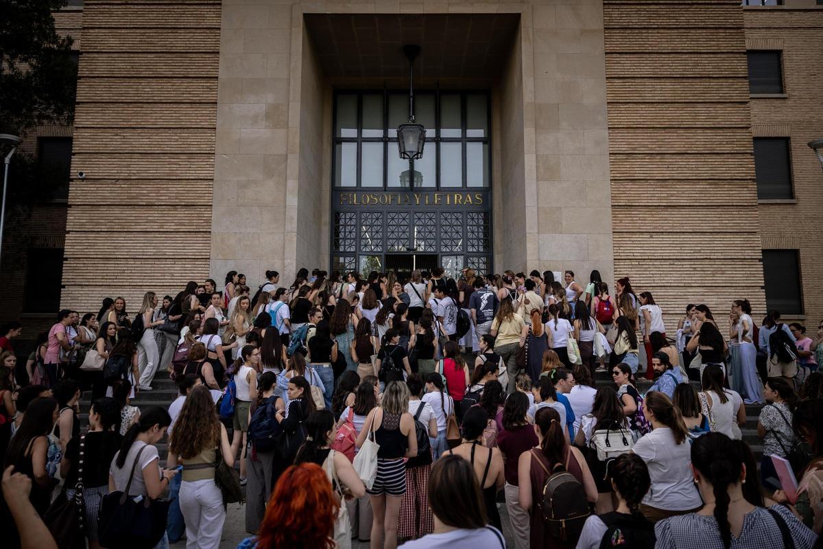 Entrada a la facultad de Filosofía y Letras para las oposiciones de maestro en Aragón.