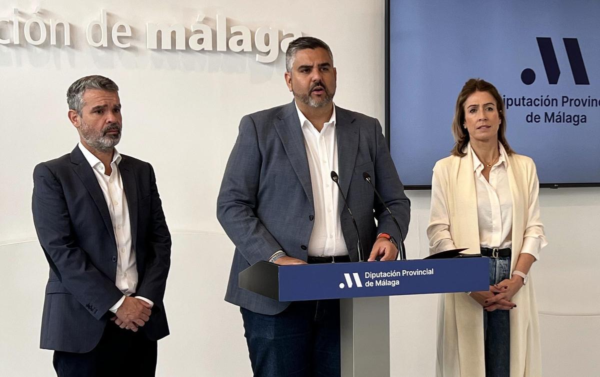 El portavoz socialista Josele González, rodeado por Pepe Bernal y Toñi García.