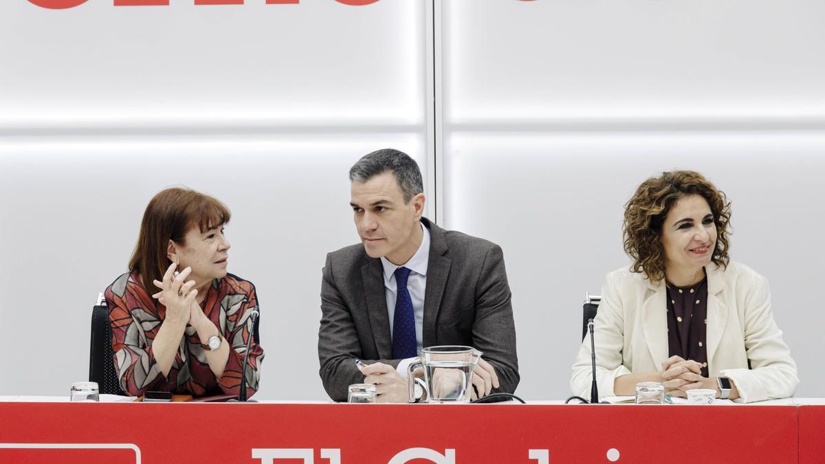 La presidenta del PSOE, Cristina Narbona; el secretario general del PSOE y presidente del Gobierno, Pedro Sánchez, y la ministra de Hacienda y Función Pública, María Jesús Montero, durante una reunión de la Comisión Ejecutiva Federal en Ferraz.