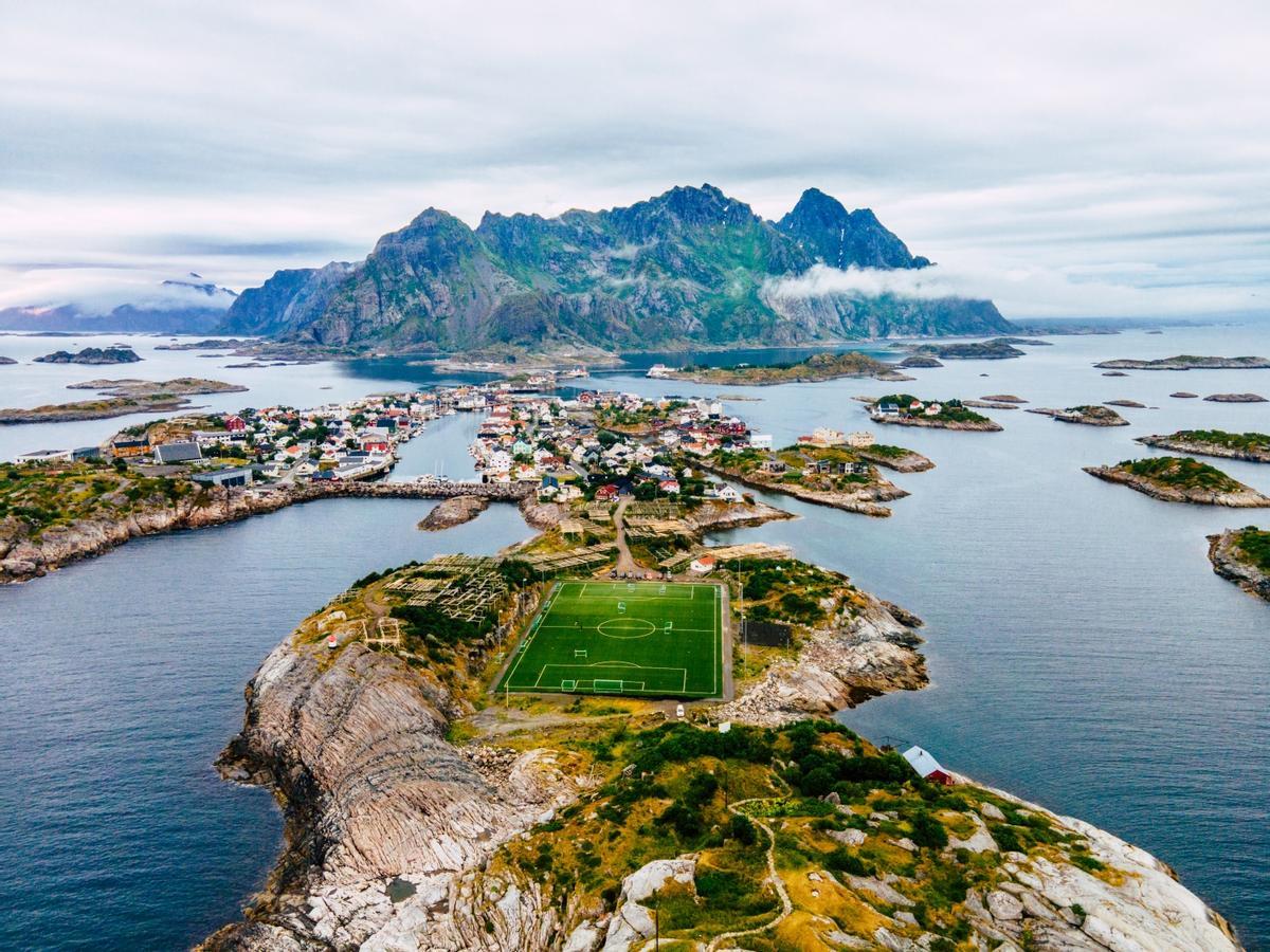 Henningsvær Football Stadium Noruega