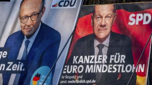Carteles electorales de los candidatos de la CDU, Friedrich Merz, y el SPD, Olaf Scholz.
