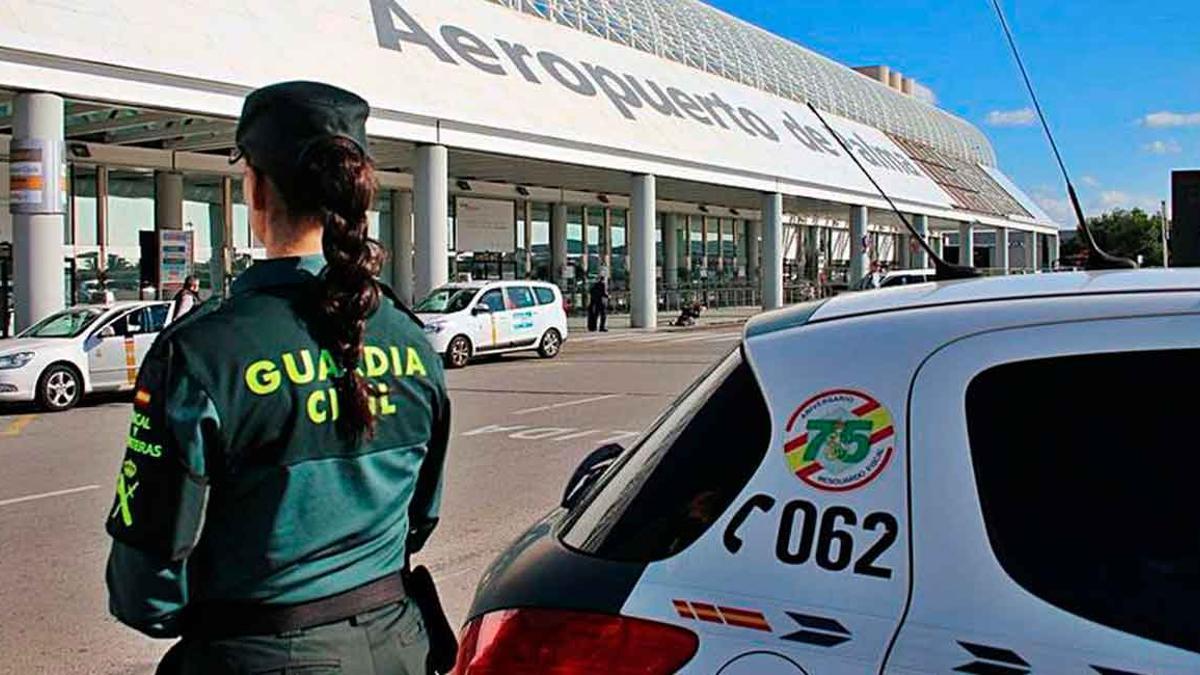 Una agente de la Guardia Civil, en el aeropuerto de Palma