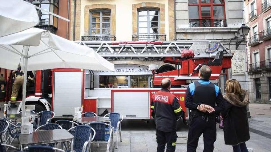 Los Bomberos acuden a la calle Cimadevilla para asegurar un balcón