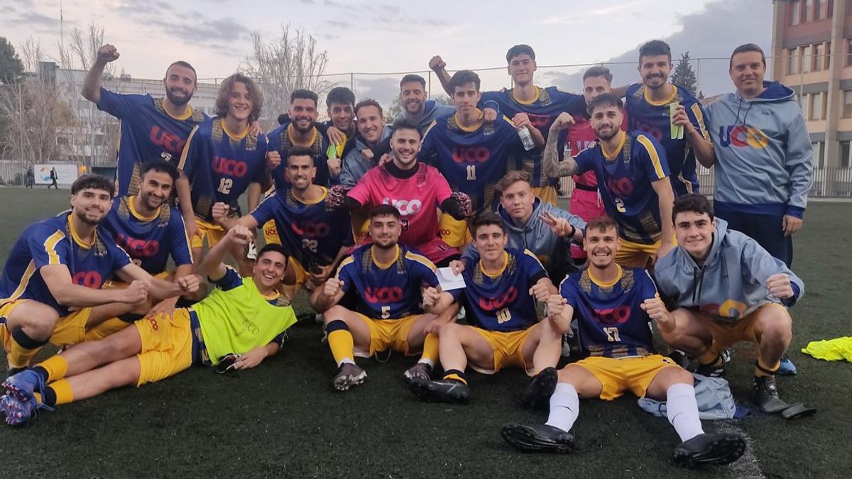 La selección de la UCO de fútbol masculino celebra una victoria.