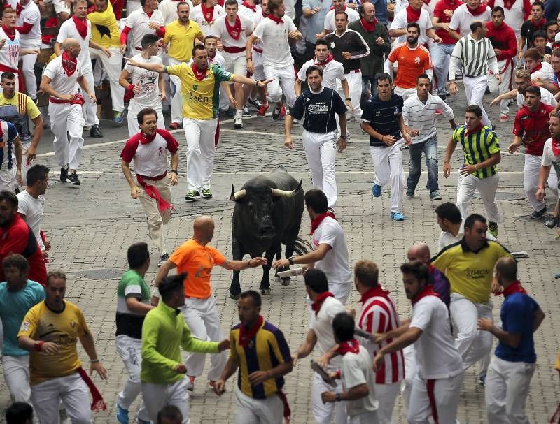 Fotogalería del quinto encierro de San Fermín