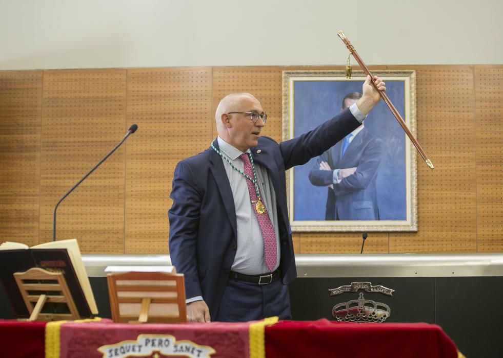 Cientos de personas abarrotan la sala de plenos y el hall para asistir a la constitución del Ayuntamiento con siete grupos políticos