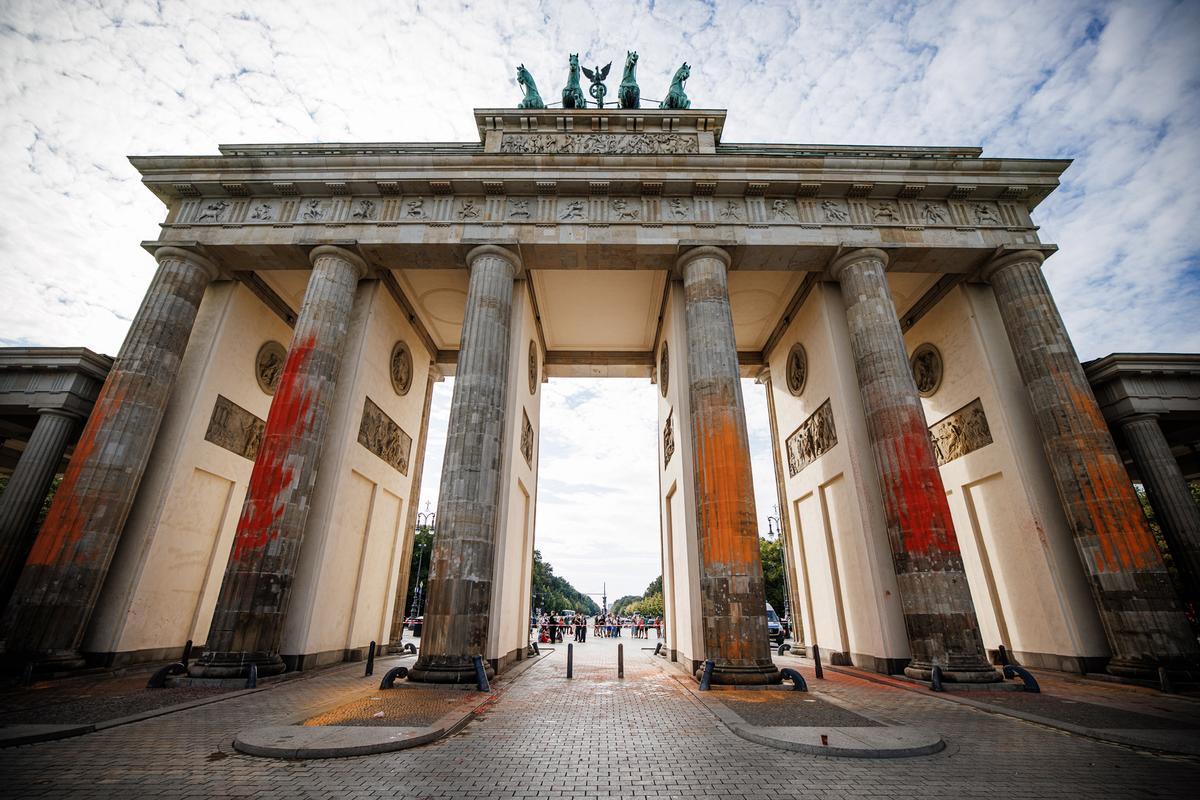 Detinguts dos activistes climàtics per pintar la Porta de Brandenburg a Berlín