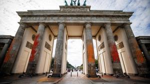 Berlín limpia la Puerta de Brandeburgo tras la protesta de activistas climáticos