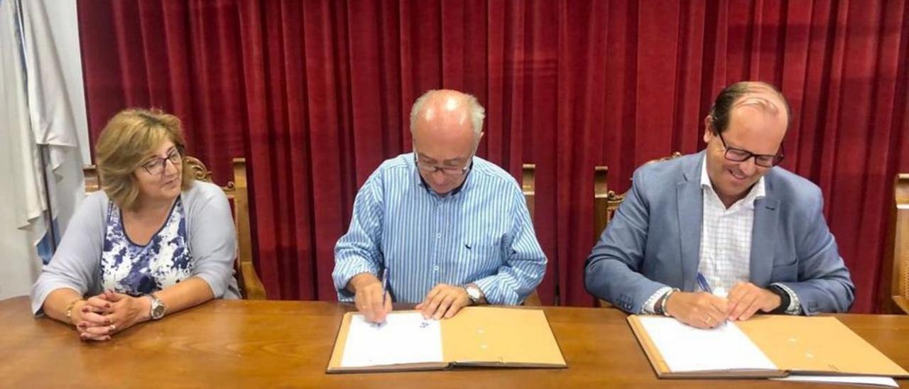 Firma del convenio entre el Concello de Vilanova y Sogama.