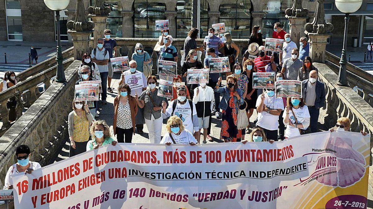 Concentración de víctimas del Alvia en Santiago por el séptimo aniversario del siniestro.